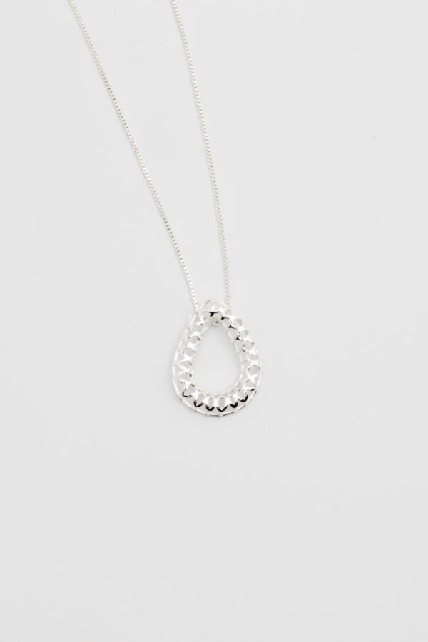 Colar Gota Trabalhada em Prata