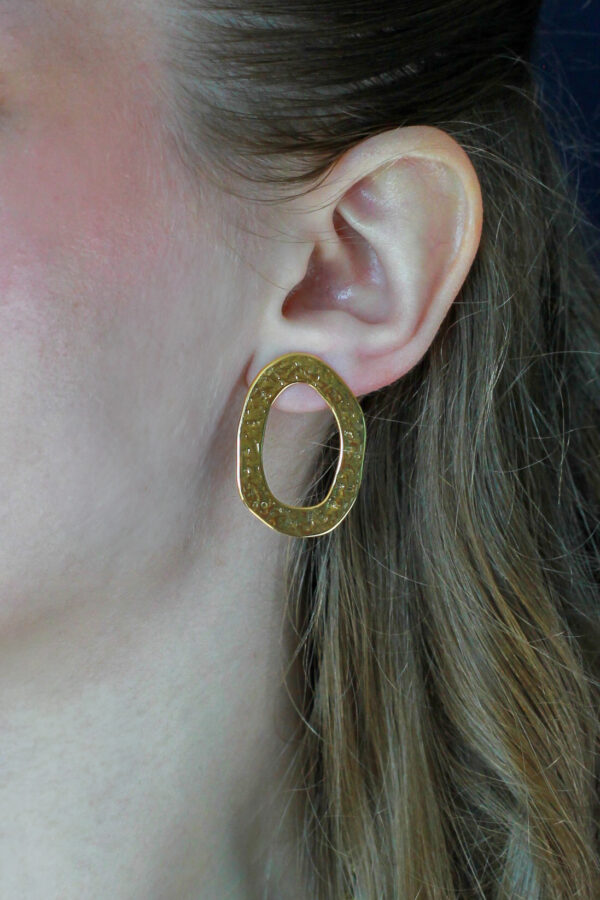 Brinco Trabalhado Martelado em Ouro