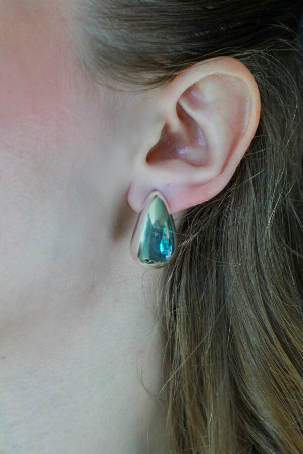 15357199528-28.jpg Brinco Gota Liso em Prata