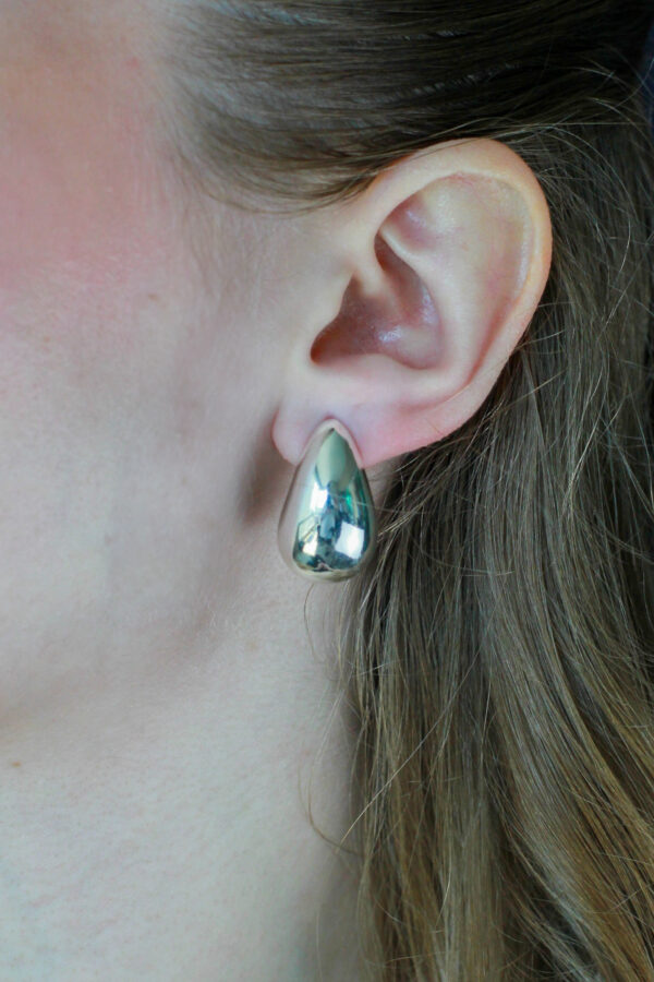 15357199600-27.jpg Brinco Gota Liso em Prata