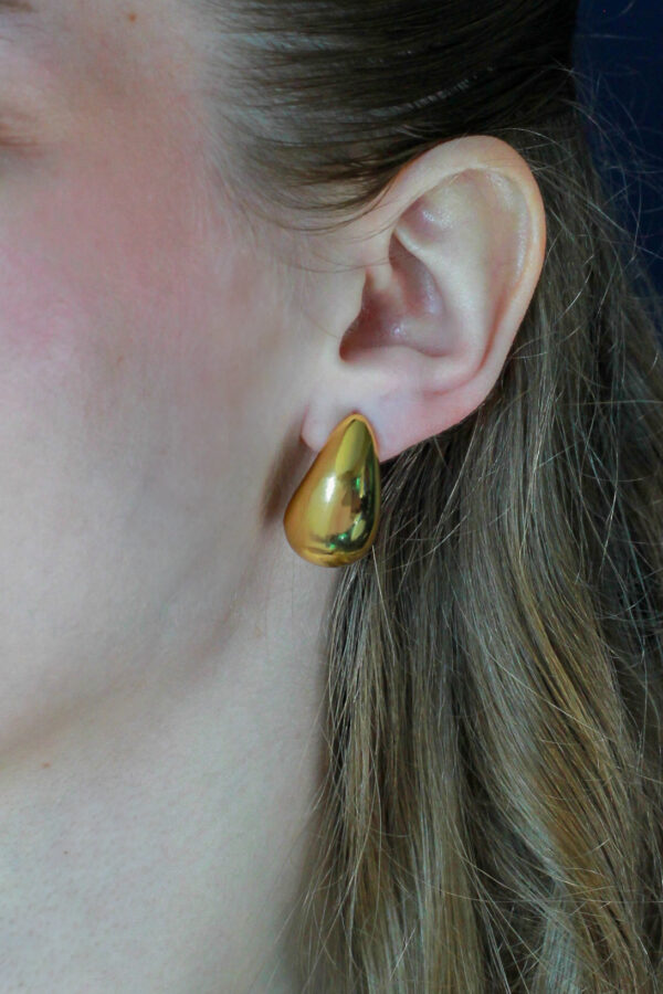 15357200837-6.jpg Brinco Gota Liso em Ouro