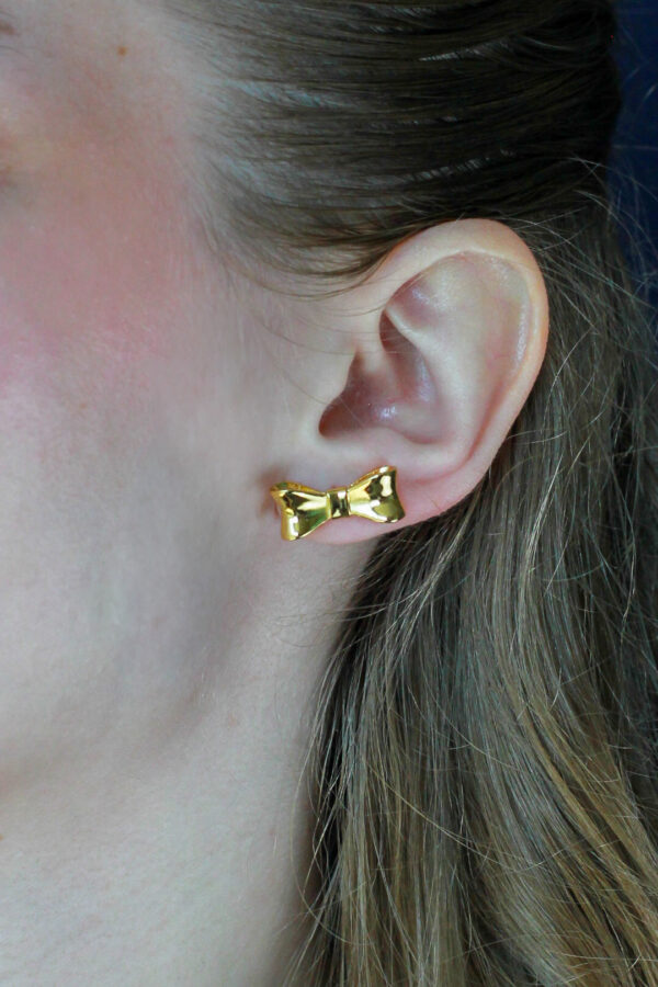 Brinco Laço P em Ouro