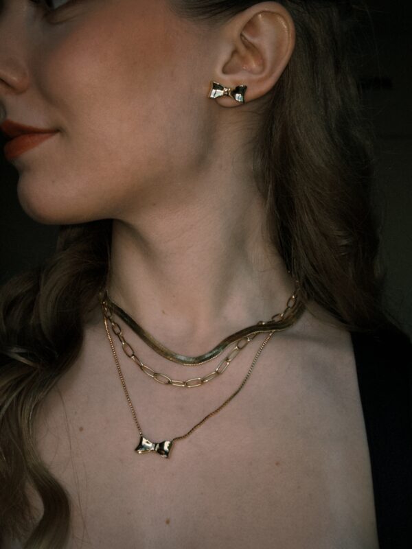 Brinco Laço P em Ouro